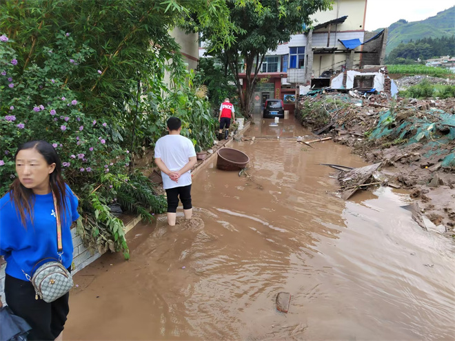 人保财险六盘水分公司：全力应对午夜暴雨侵袭.jpg